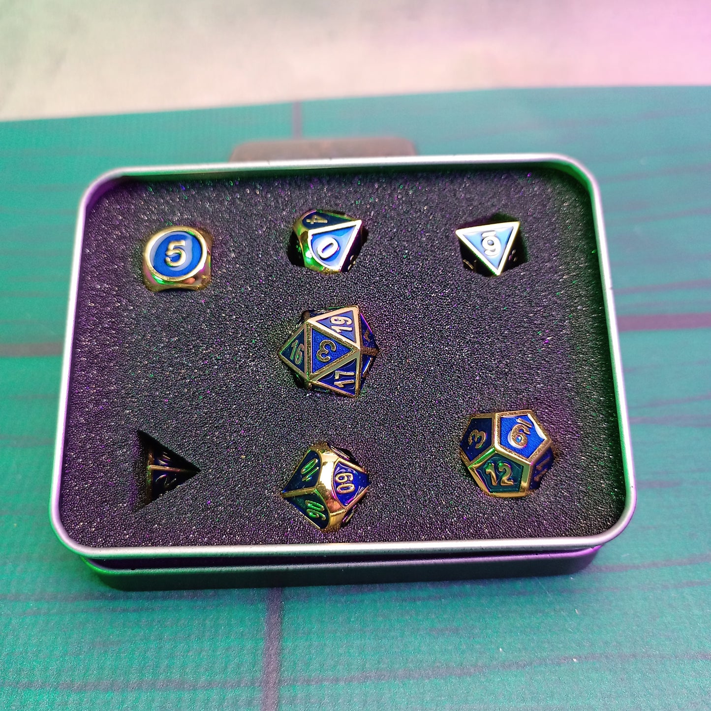 Die Hard - dados de metal dorados con azul